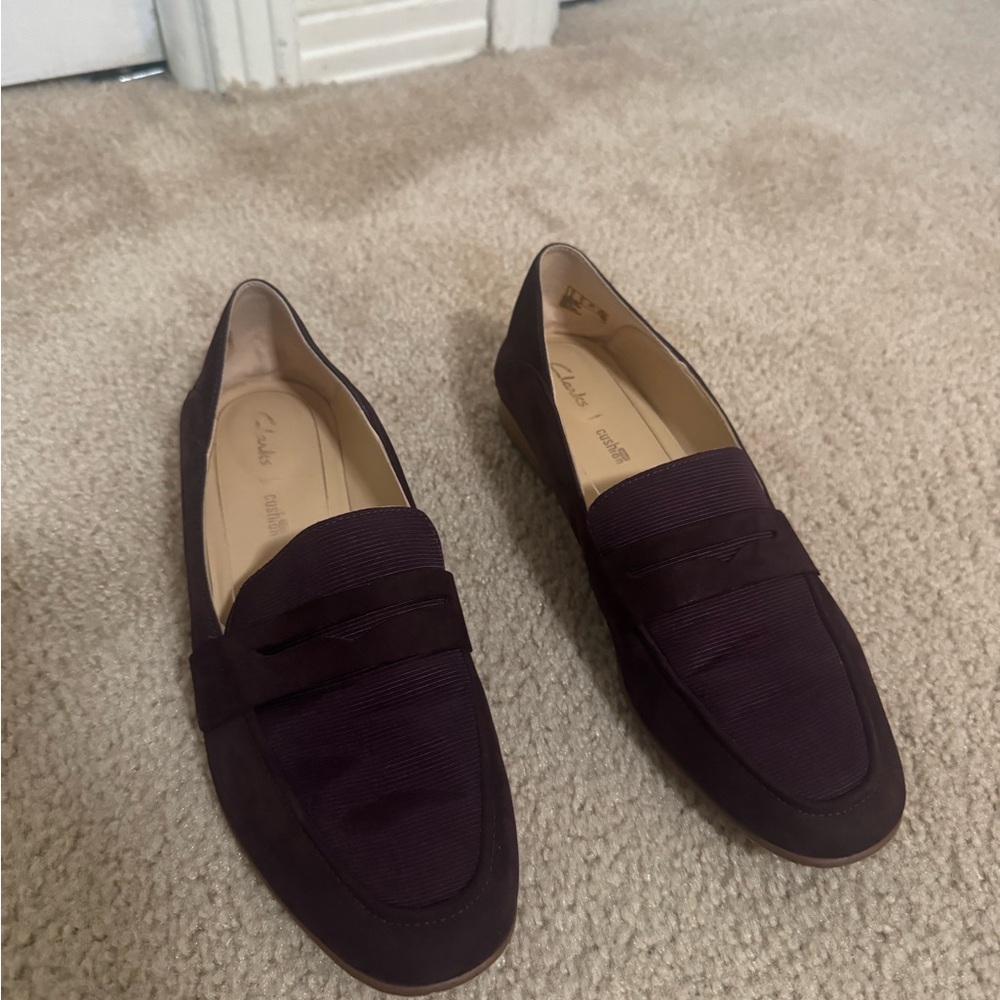 Clarks Suede Leather Purple Burgundy Loafer Size 8.5 like new